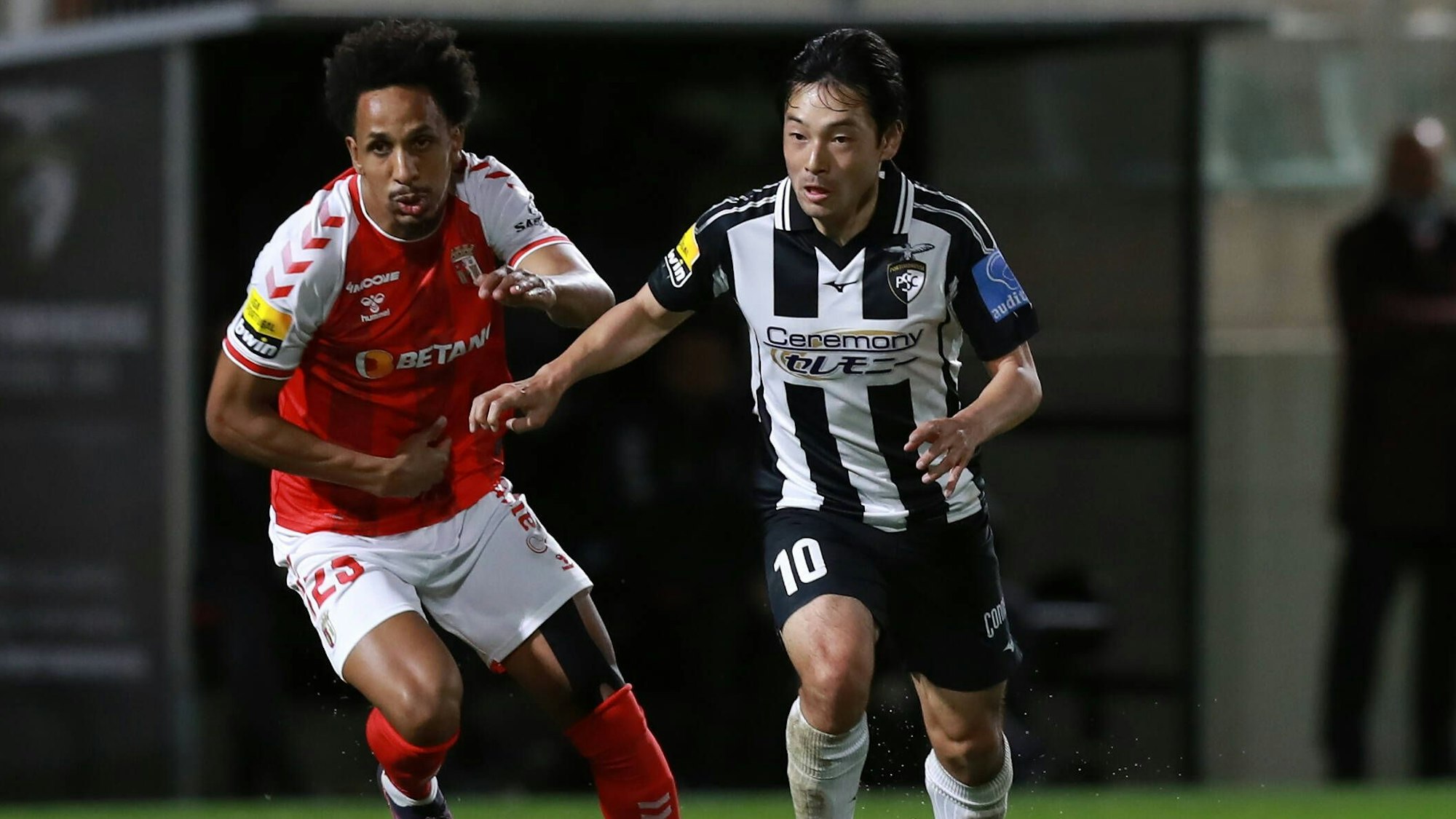 Shoya Nakajima (r.) mit seinem Gegenspieler Lucas Mineiro (l.) in der portugiesischen Liga am 20. März 2022.