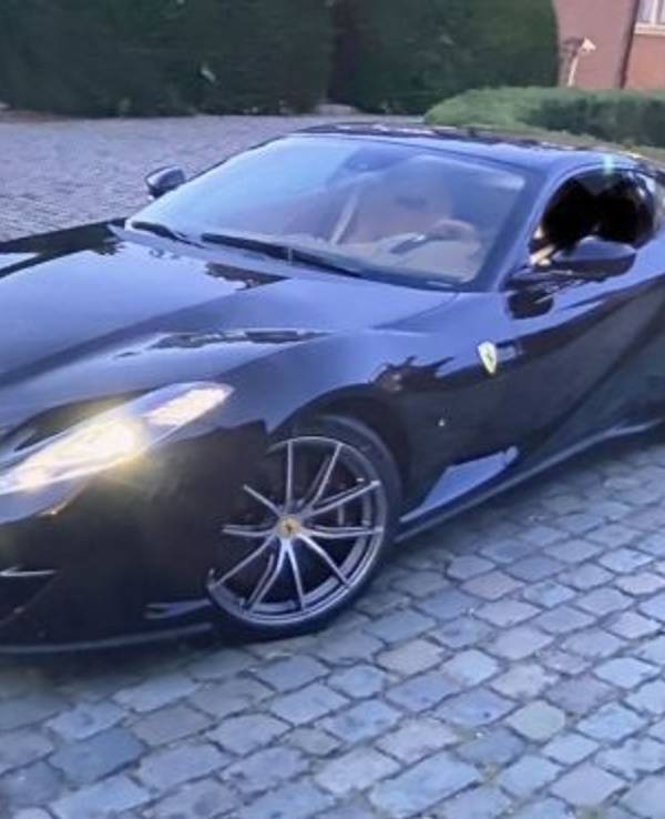 Ein schwarzer Ferrari mit Düsseldorfer Kennzeichen wurde aus einer Garage in Mülheim an der Ruhr gestohlen.
