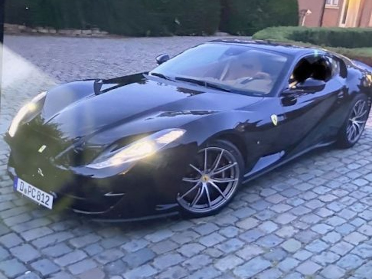 Ein schwarzer Ferrari mit Düsseldorfer Kennzeichen wurde aus einer Garage in Mülheim an der Ruhr gestohlen.