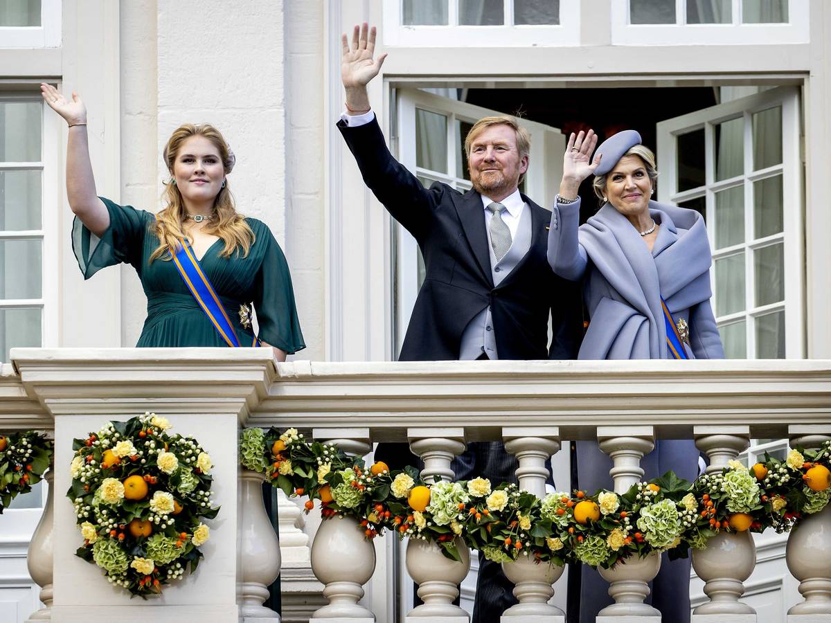 Die niederländische Prinzessin Amalia, König Willem-Alexander und Königin Maxima winken vom Balkon im Schloss Noordeinde. Begleitet von lautstarken Protesten hat sich die niederländische Königsfamilie am traditionellen Prinsjesdag dem Volk präsentiert.