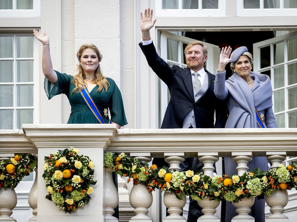 Die niederländische Prinzessin Amalia, König Willem-Alexander und Königin Maxima winken vom Balkon im Schloss Noordeinde. Begleitet von lautstarken Protesten hat sich die niederländische Königsfamilie am traditionellen Prinsjesdag dem Volk präsentiert.