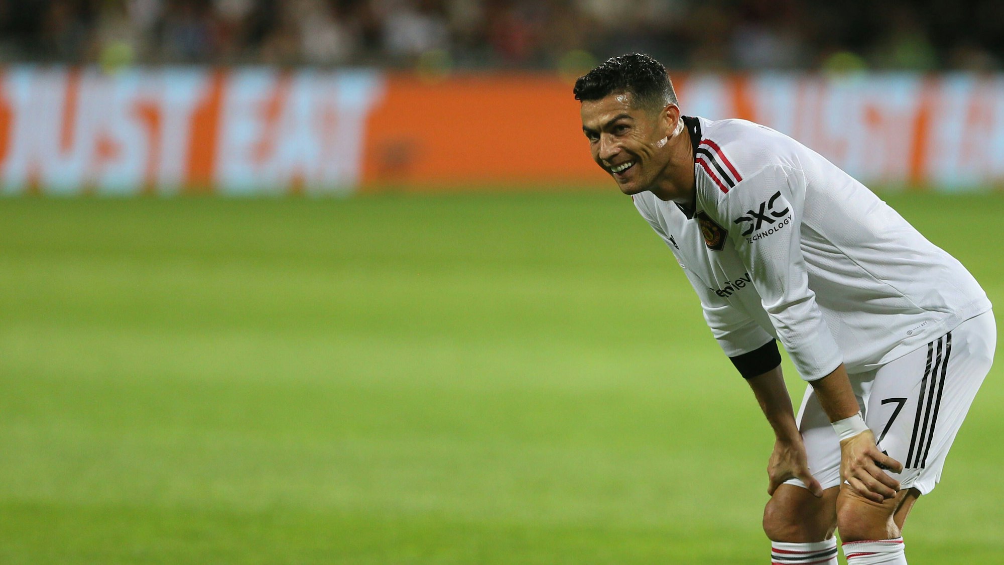 Cristiano Ronaldo lacht im Spiel von Manchester United am 15. September 2022.