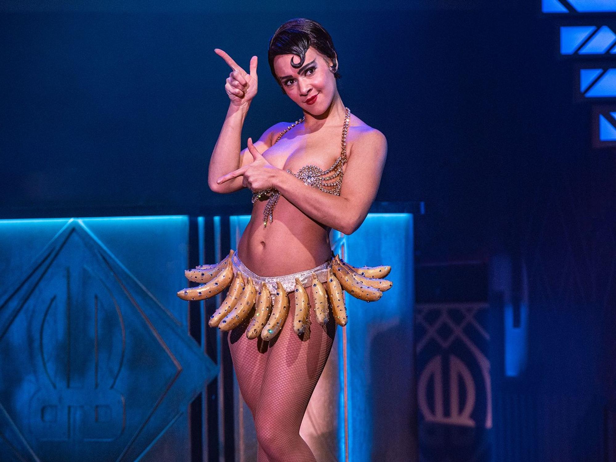 Dominique Jackson als Josephine Baker in Bananenrock und Bikinioberteil.