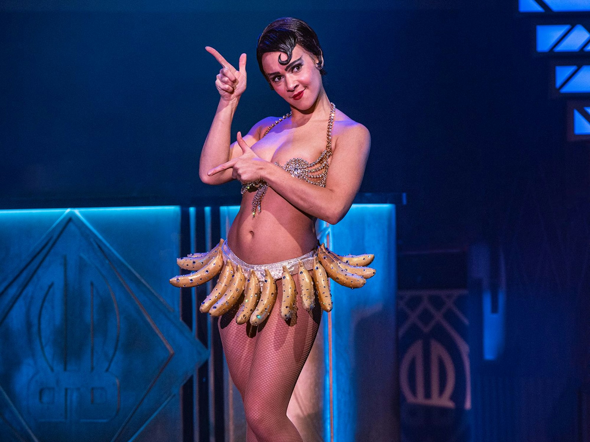 Dominique Jackson als Josephine Baker in Bananenrock und Bikinioberteil.