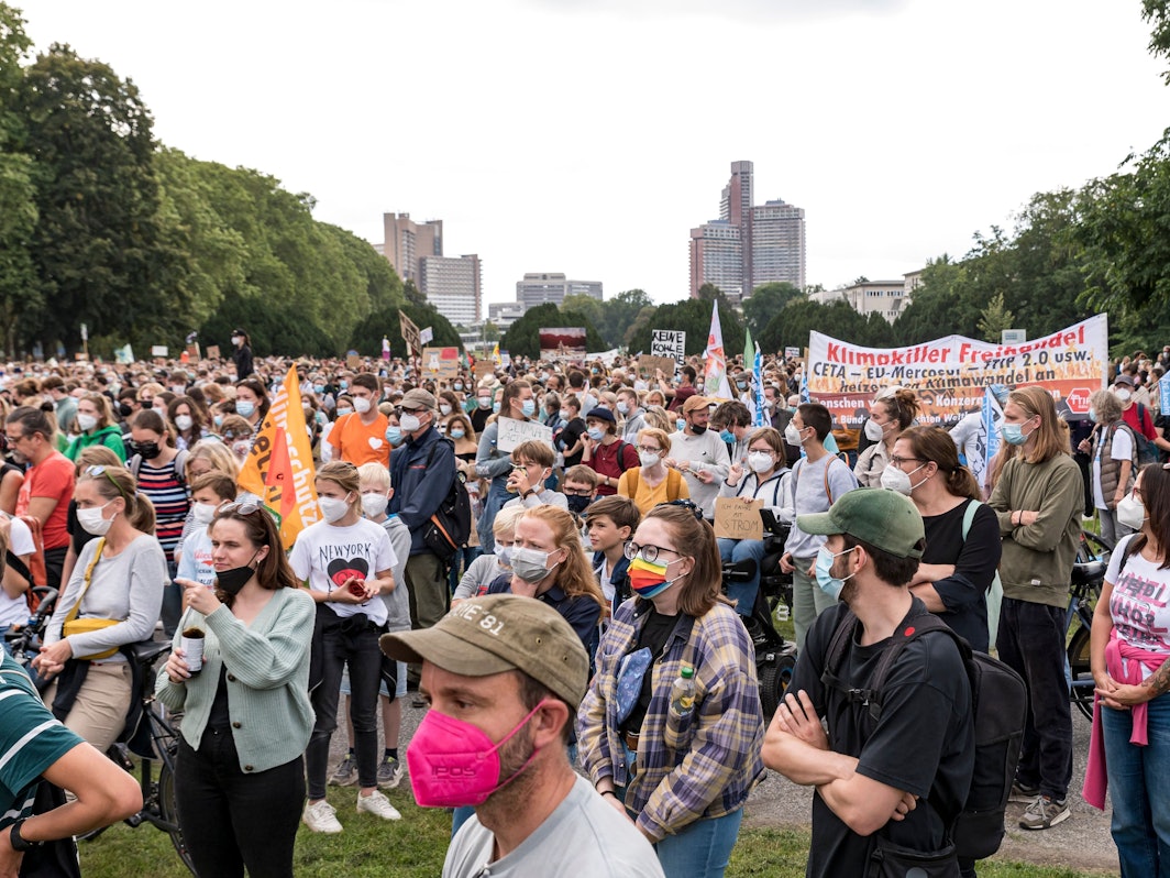 Eine Menschenmenge auf einem großen Platz in Köln. Gestreikt wird für das Klima.