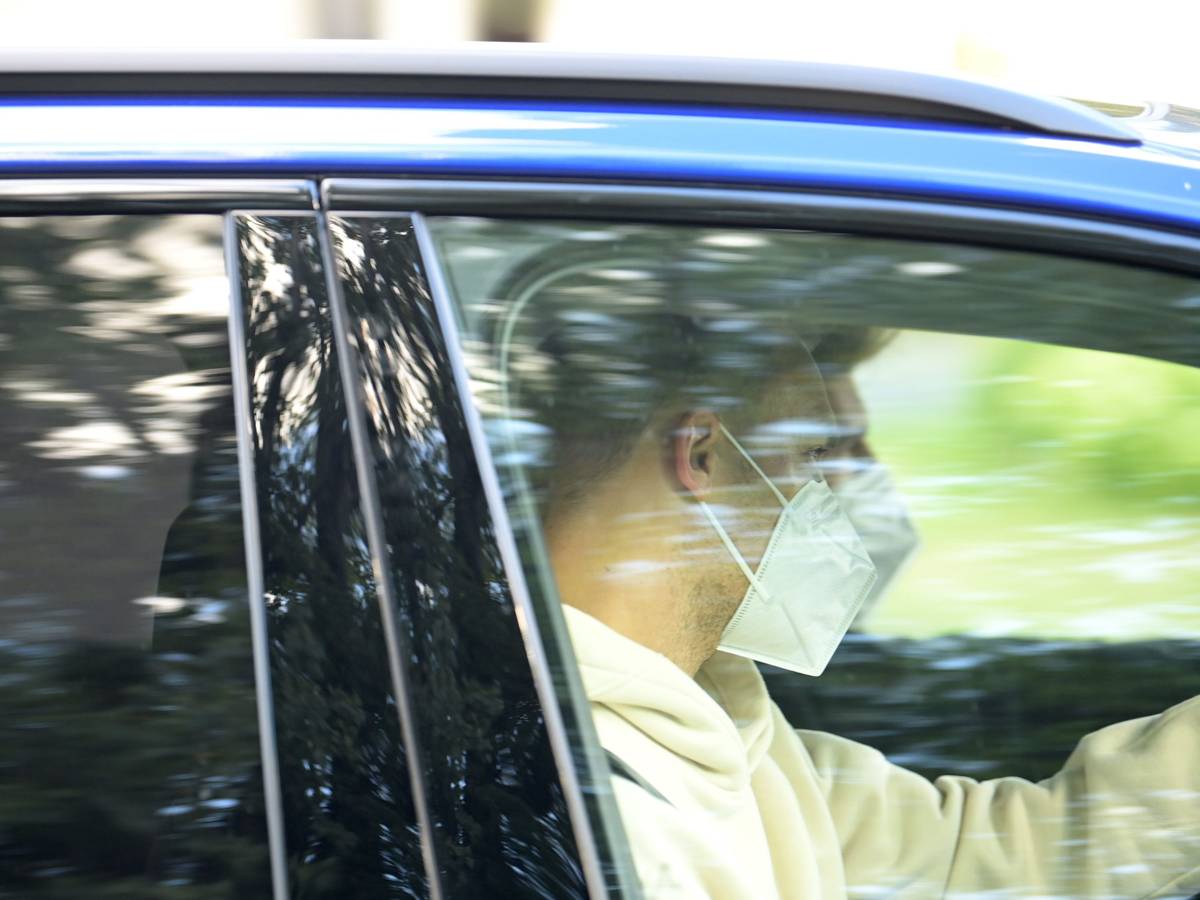 Nationaltorhüter Manuel Neuer sitzt mit Mund-Nasen-Schutz in einem wegfahrenden Auto.