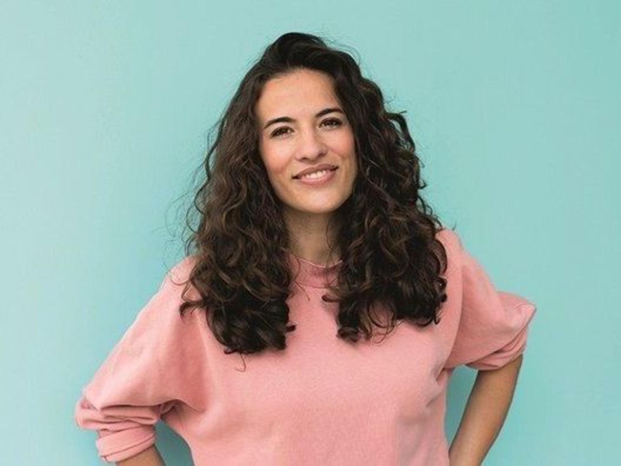 Mona Ameziane lächelt in die Kamera.