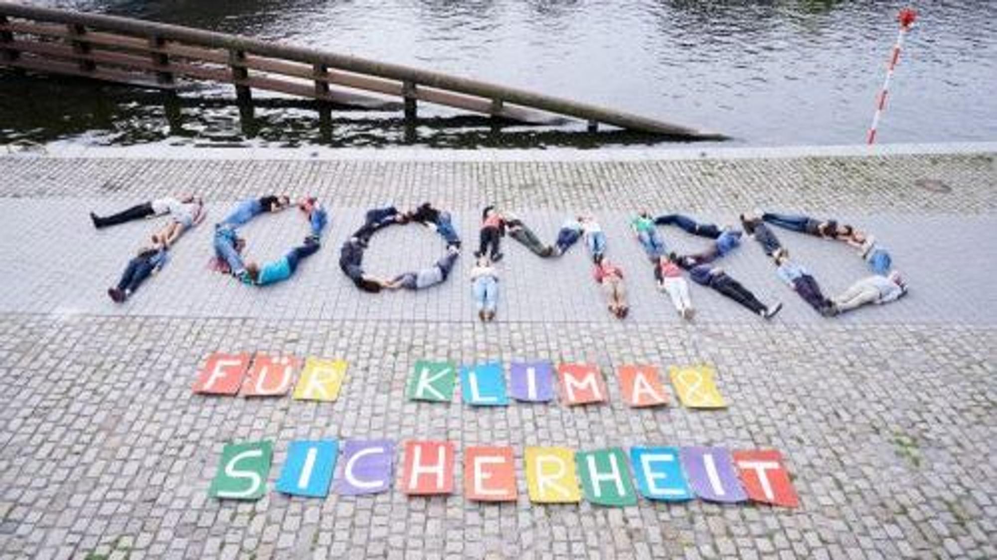 Am Dienstag (13. September 2022) haben Aktivistinnen und Aktivisten von Fridays For Future diesen Schriftzug mit ihrer Kernforderung an der Spree ausgelegt.