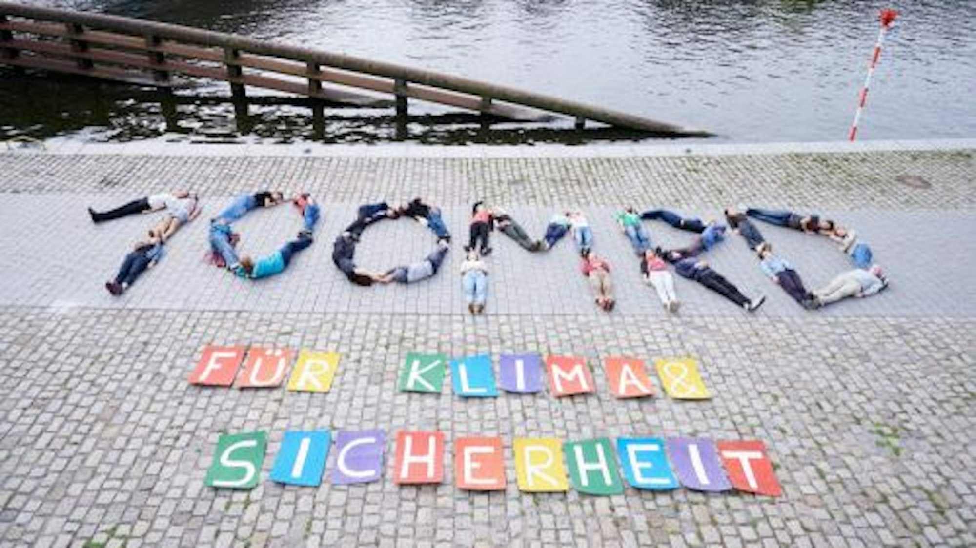 Am Dienstag (13. September 2022) haben Aktivistinnen und Aktivisten von Fridays For Future diesen Schriftzug mit ihrer Kernforderung an der Spree ausgelegt.