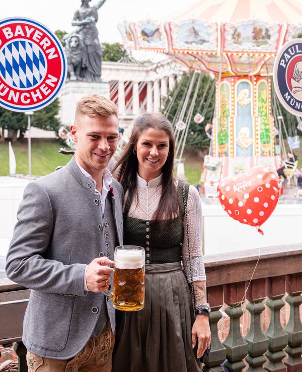 FC-Bayern-München-Star Joshua Kimmich am 18. September 2022 mit seiner Frau Lina auf der Wiesn.