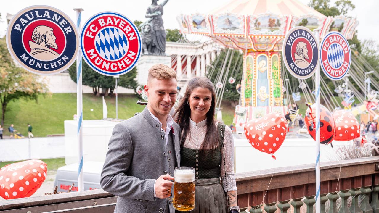 FC-Bayern-München-Star Joshua Kimmich am 18. September 2022 mit seiner Frau Lina auf der Wiesn.