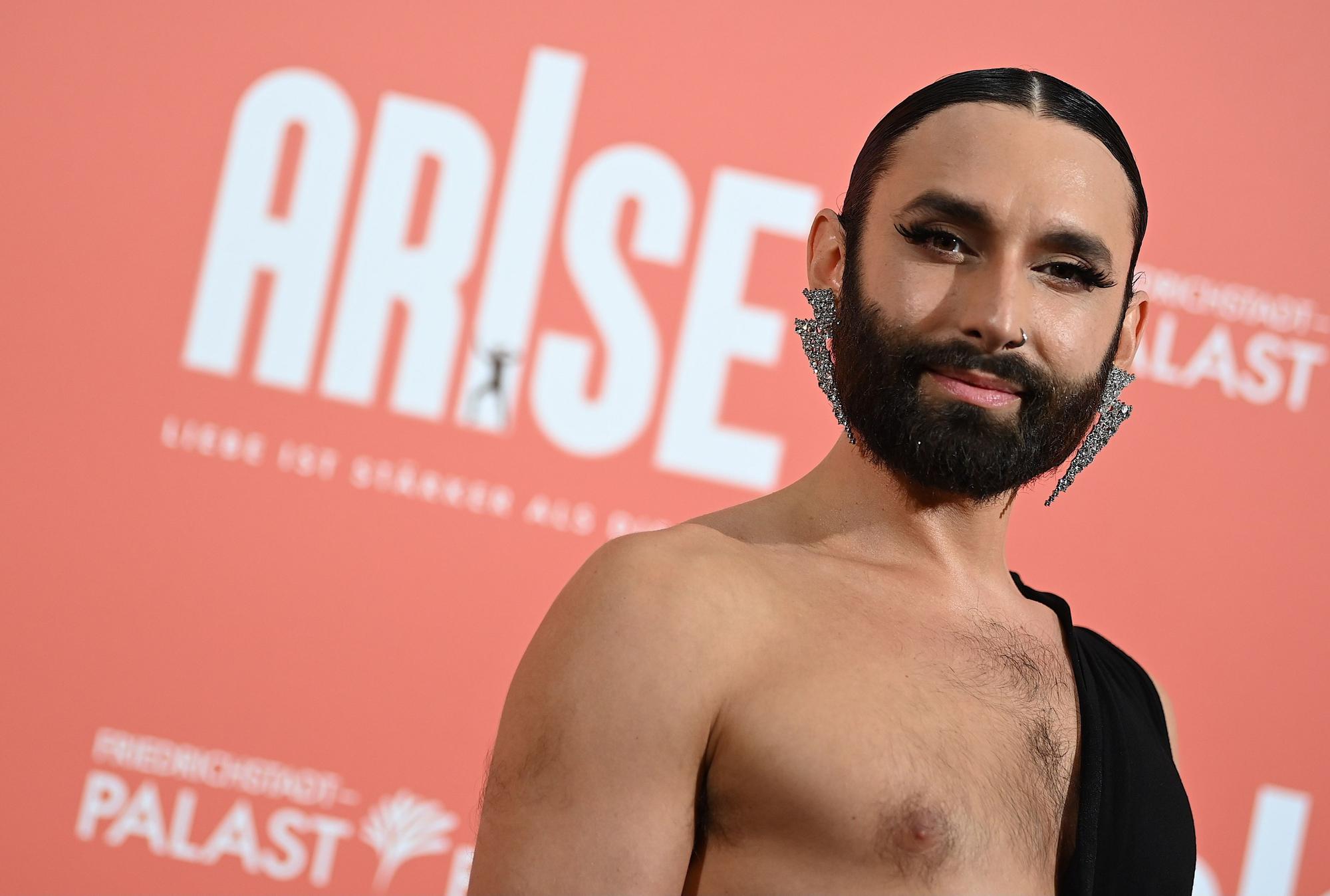 Conchita Wurst kommt zur Premiere der neuen Show "Arise" in den Friedrichstadt-Palast. Der Berliner Friedrichstadt-Palast feiert die erste offizielle Show-Premiere mit rotem Teppich seit der coronabedingten Pause.