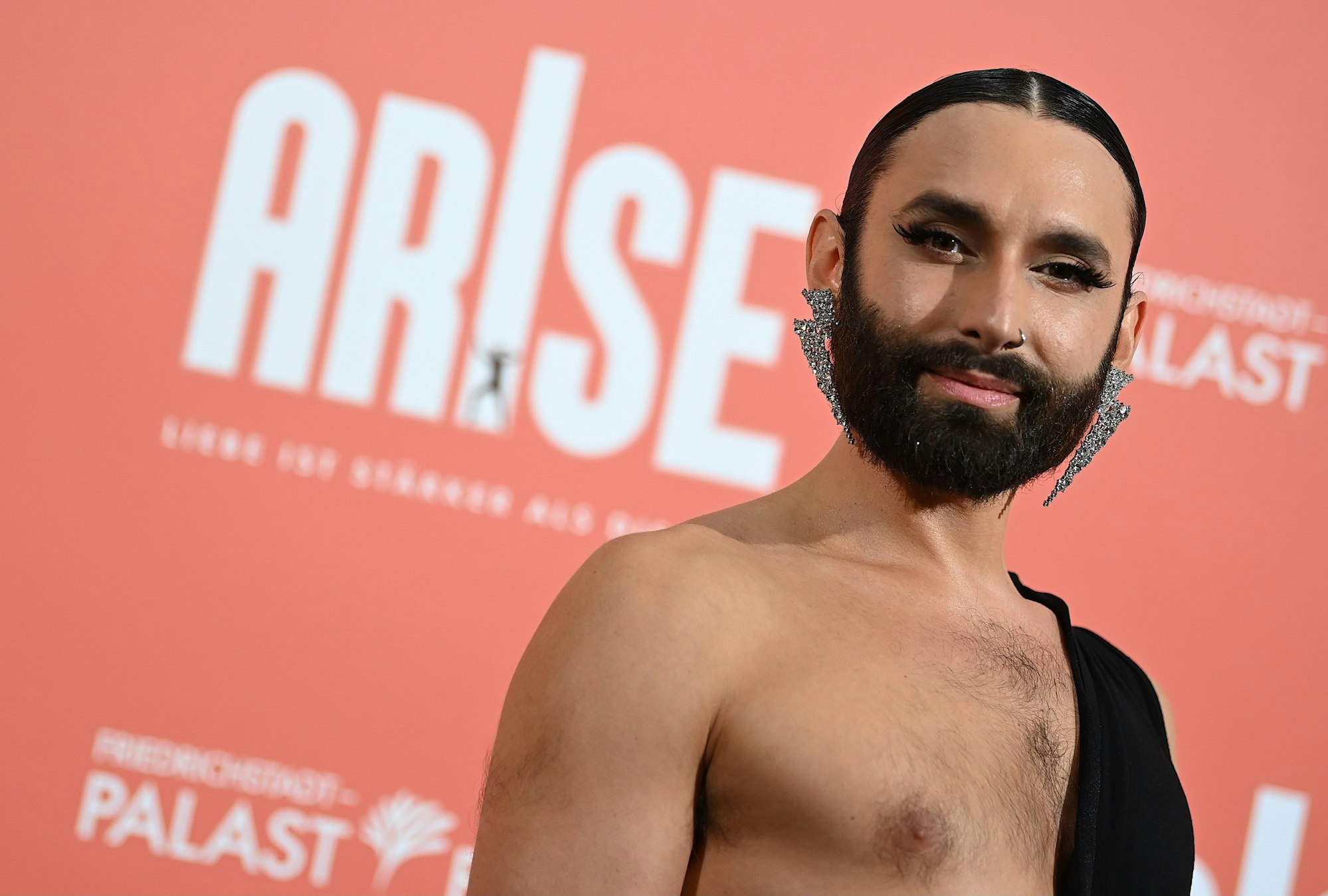 Conchita Wurst kommt zur Premiere der neuen Show "Arise" in den Friedrichstadt-Palast. Der Berliner Friedrichstadt-Palast feiert die erste offizielle Show-Premiere mit rotem Teppich seit der coronabedingten Pause.