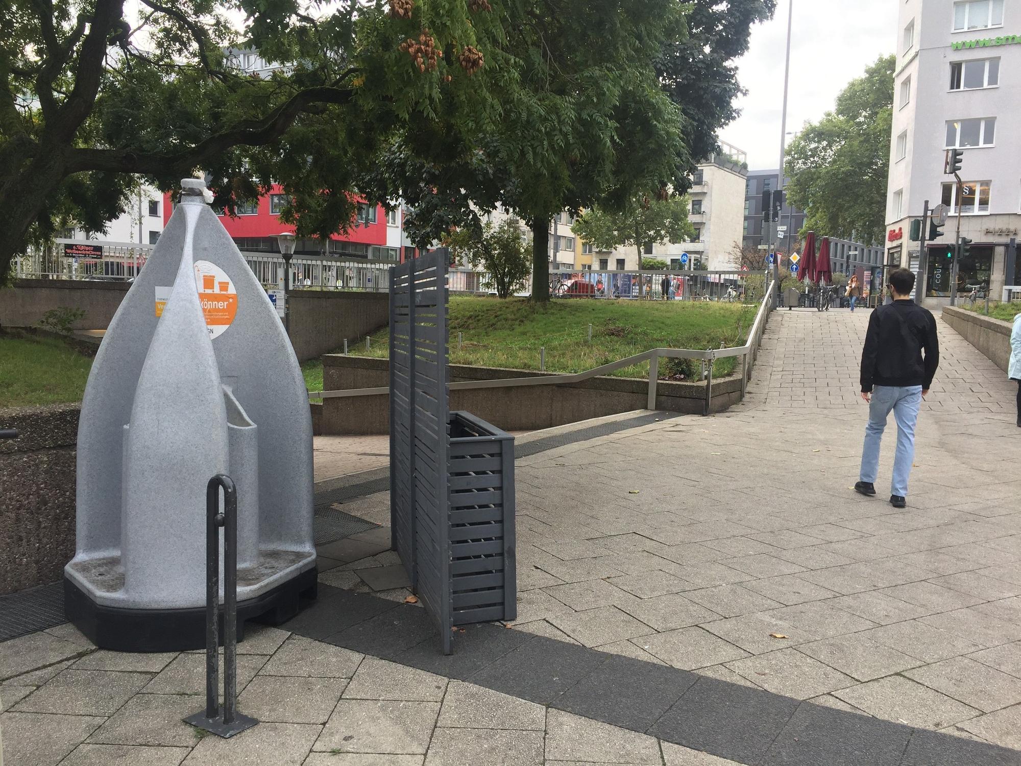 Ein Urinal steht direkt am U-Bahn-Eingang am Ebertplatz.