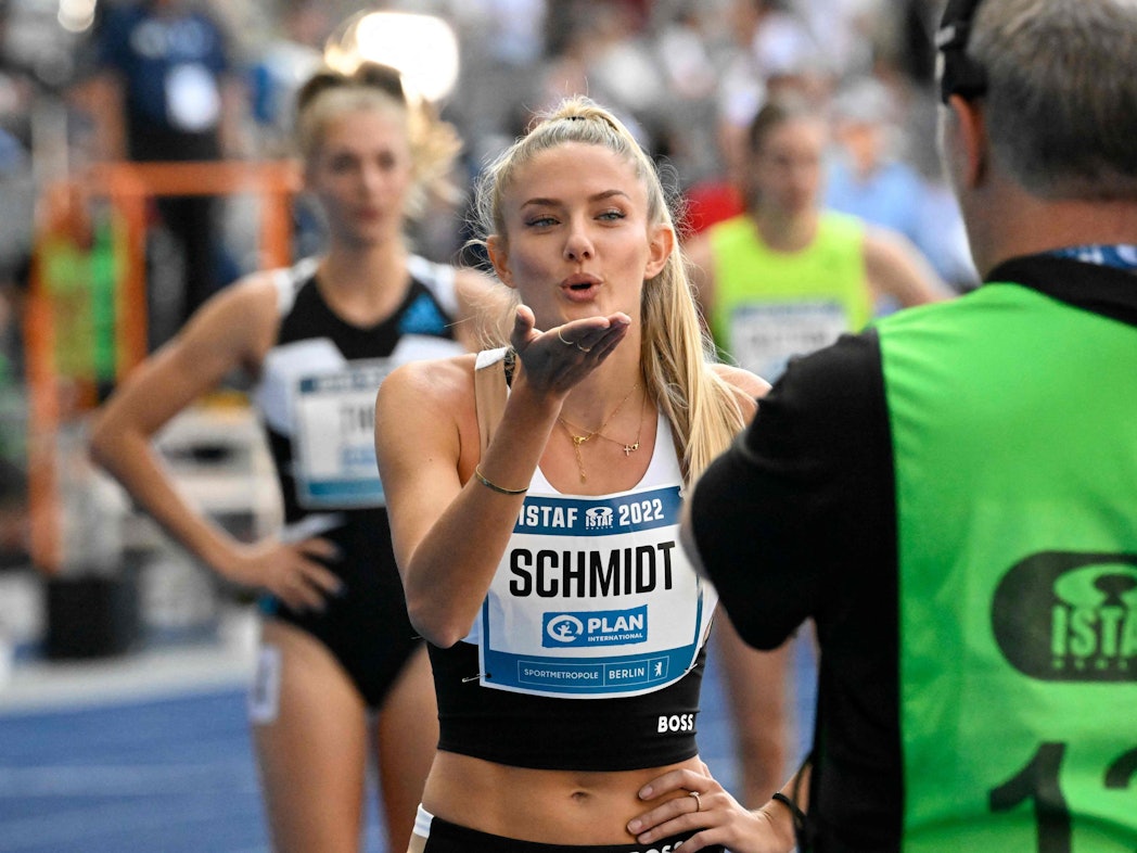 400-Meter-Läuferin Alica Schmidt küsst vor dem Start in Richtung Kamera.