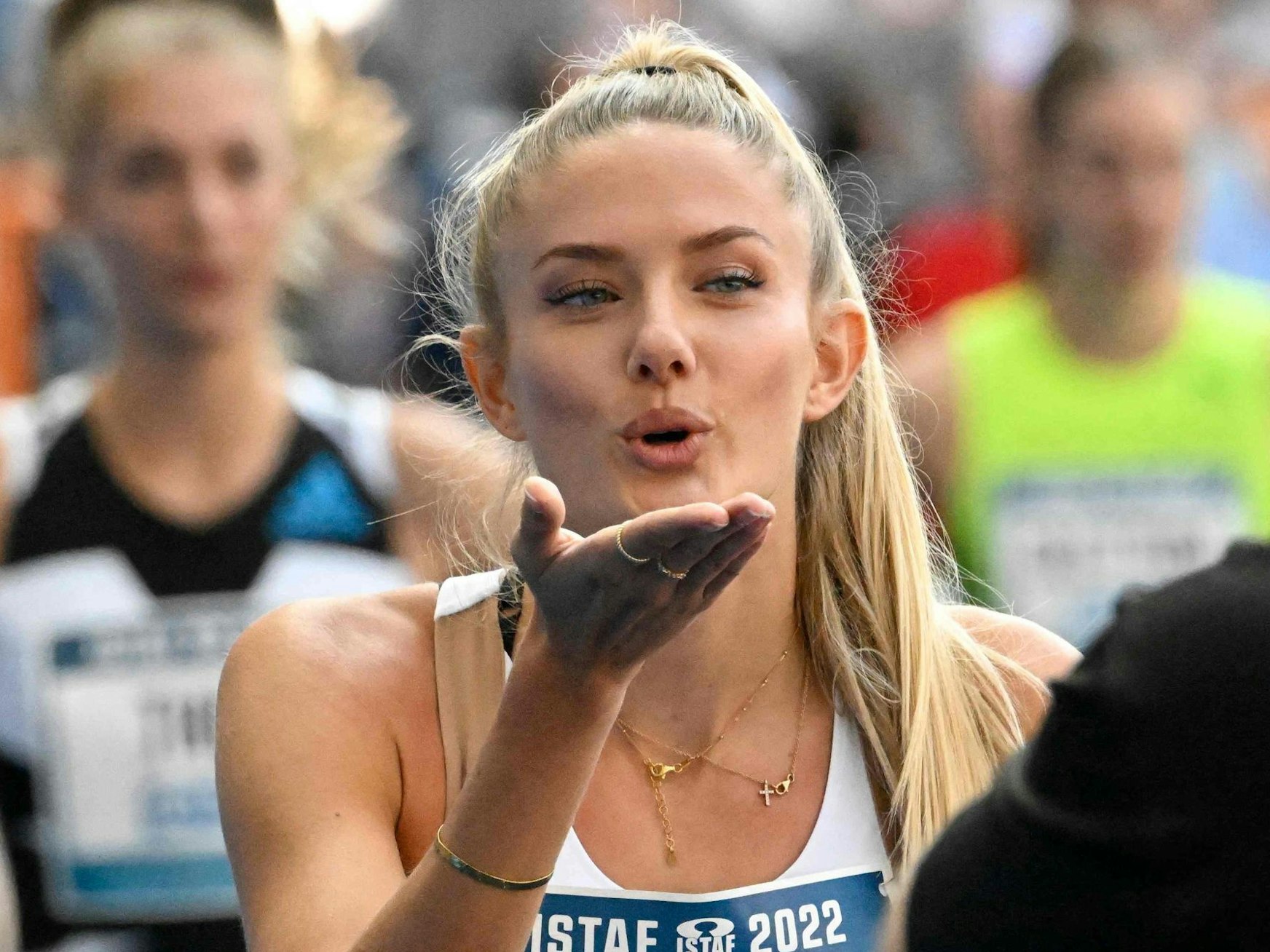 400-Meter-Läuferin Alica Schmidt küsst vor dem Start in Richtung Kamera.