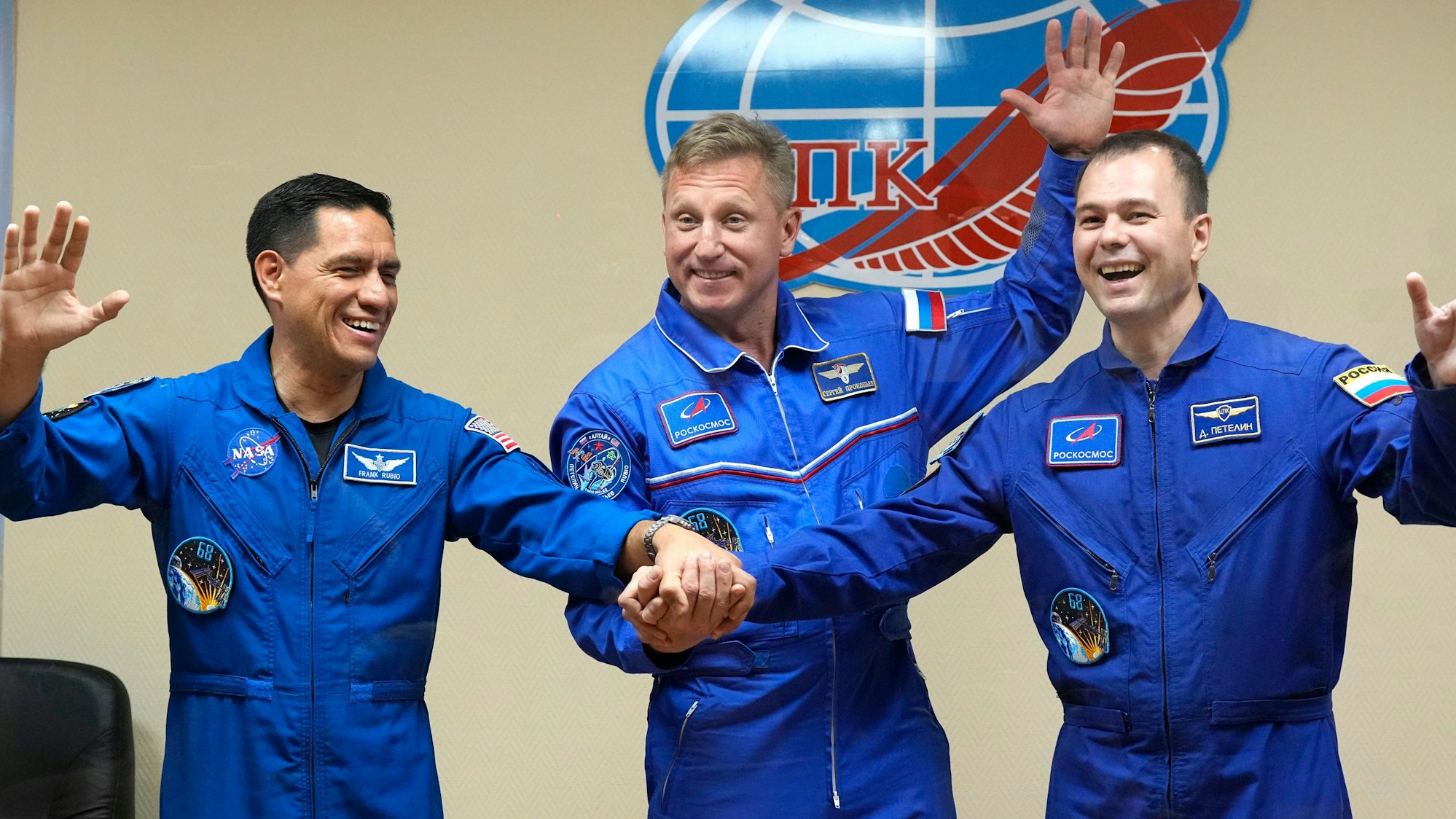 Die Mitglieder der Hauptbesatzung der Internationalen Raumstation (von links) NASA-Astronaut Frank Rubio sowie die Roscosmos-Kosmonauten Sergej Prokopjew und Dmitri Petelin posieren am 21. September 2022 während einer Pressekonferenz im russischen Kosmodrom Baikonur.