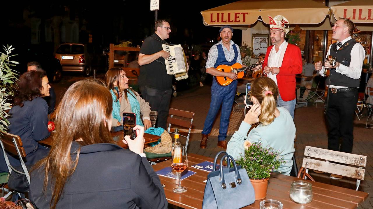 Das Kölner Herrengedeck bei einem spontanen Auftritt am späten Abend in Köln.