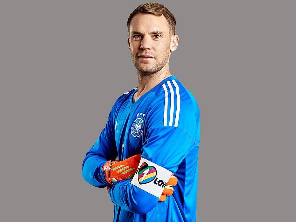 Manuel Neuer präsentiert seine neue Kapitänsbinde.