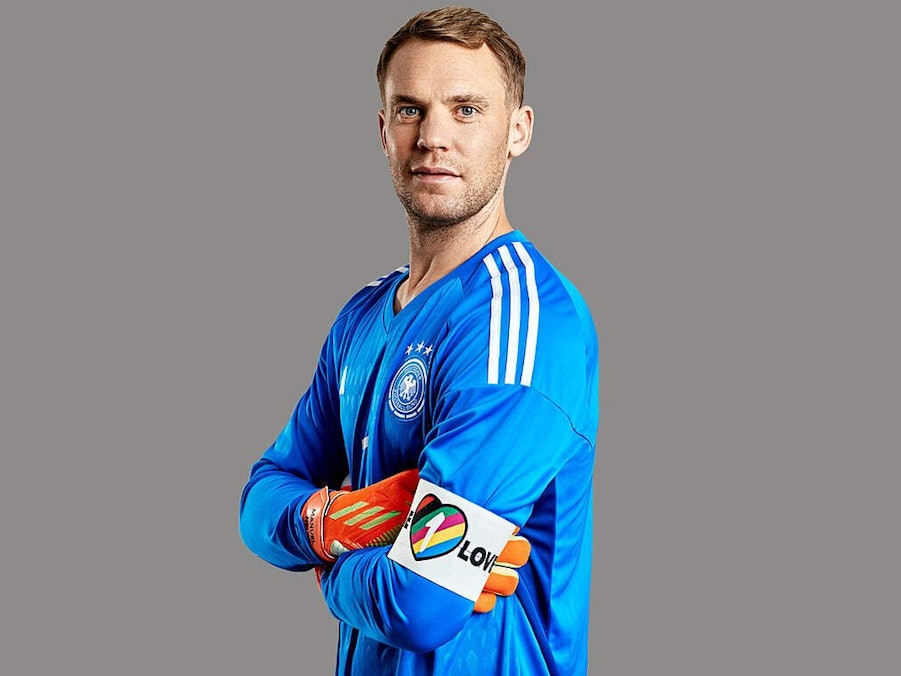 Manuel Neuer präsentiert seine neue Kapitänsbinde.