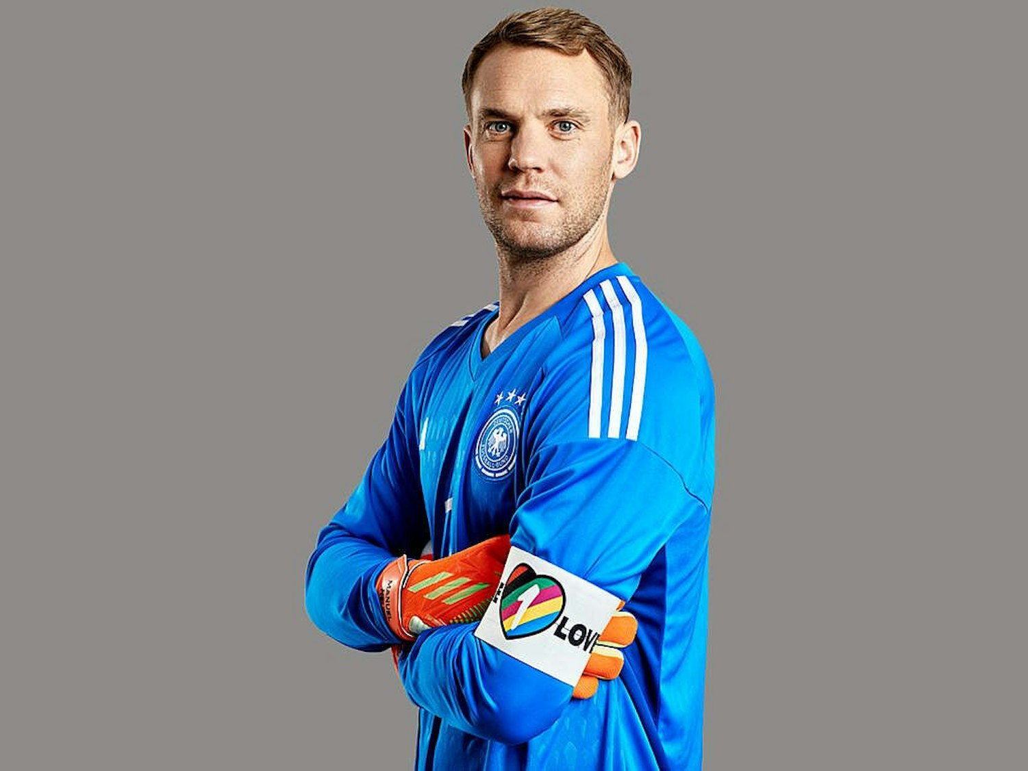 Manuel Neuer präsentiert seine neue Kapitänsbinde.