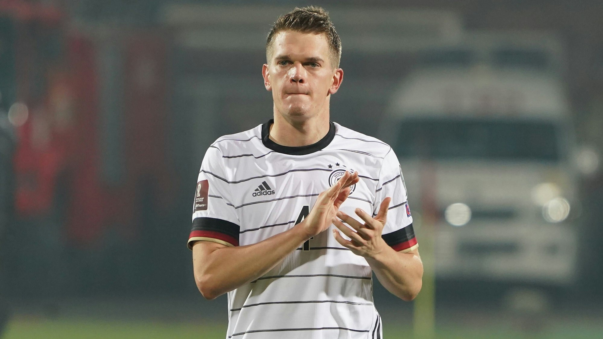 Matthias Ginter bedankt sich nach dem Schlusspfiff bei den Fans.