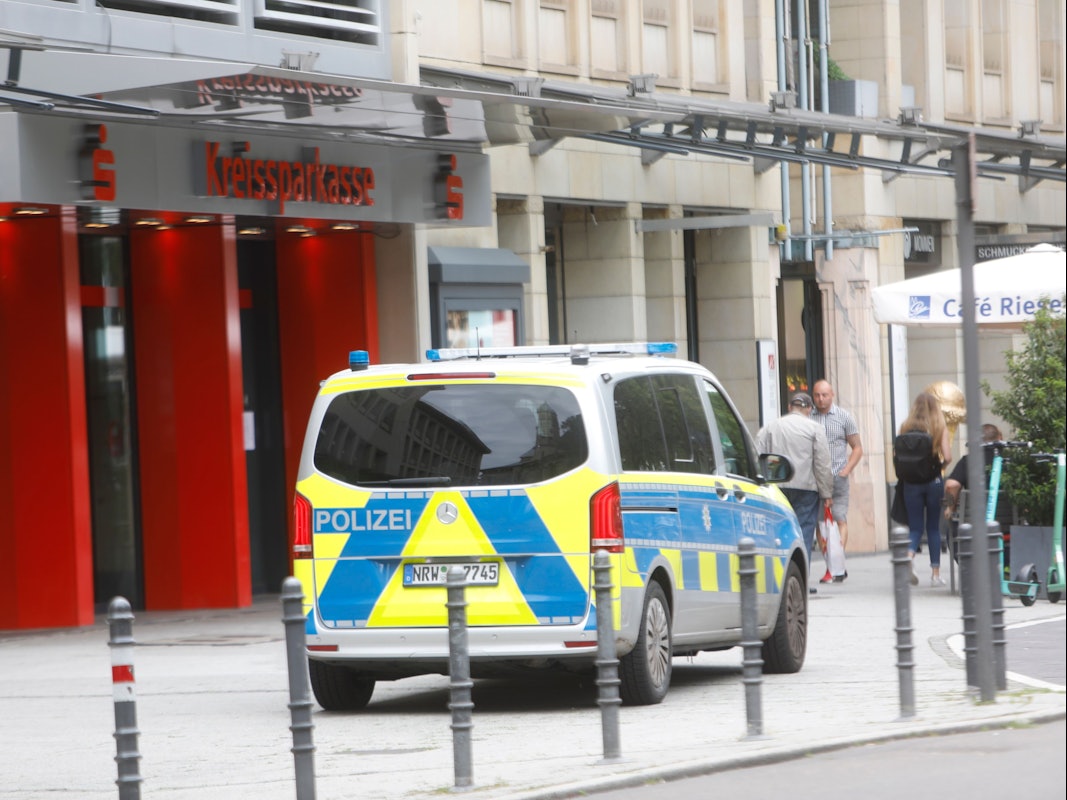 Vor der Sparkassen-Filiale am Neumarkt parkt ein Polizeiwagen.