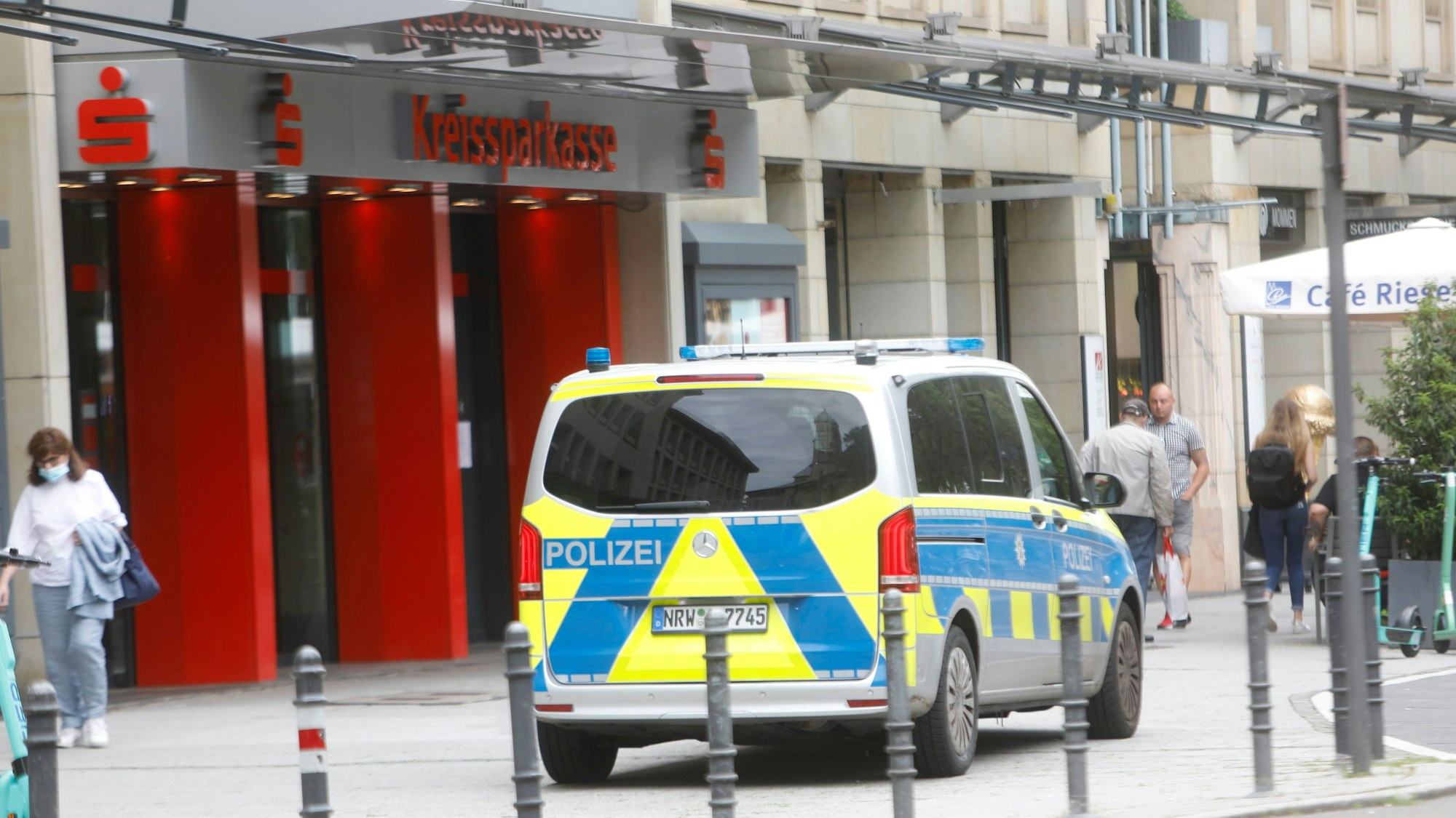 Vor der Sparkassen-Filiale am Neumarkt parkt ein Polizeiwagen.