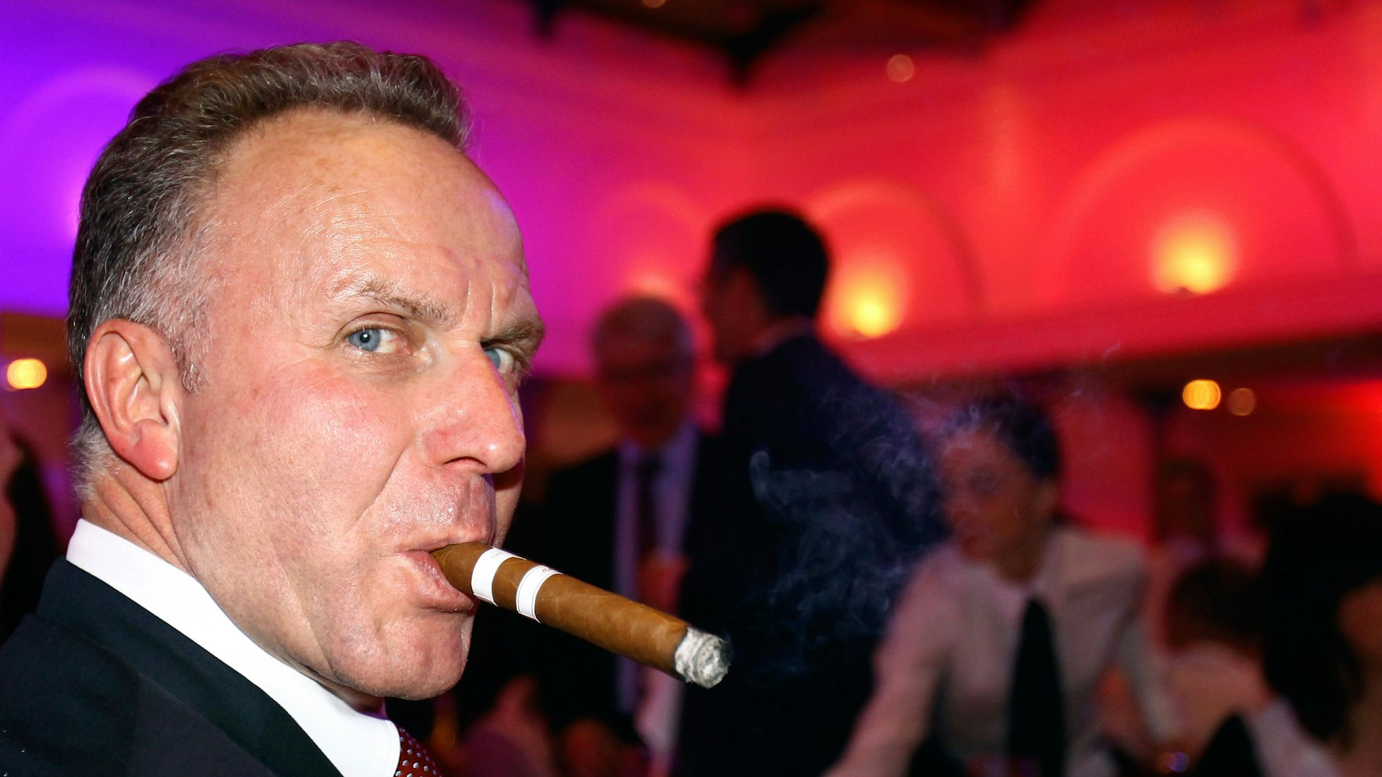 Bayerns Karl-Heinz Rummenigge raucht nach dem 4:0-Sieg im Finale des DFB-Pokals 2010 gegen Werder Bremen beim Bankett des FC Bayern München eine Zigarre.