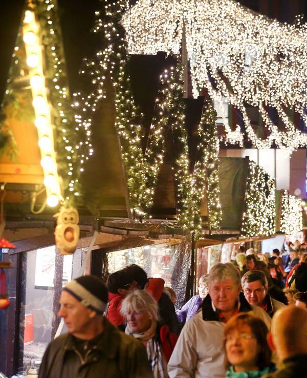 Der hell erleuchtete Essener Weihnachtsmarkt am 23. November 2017.