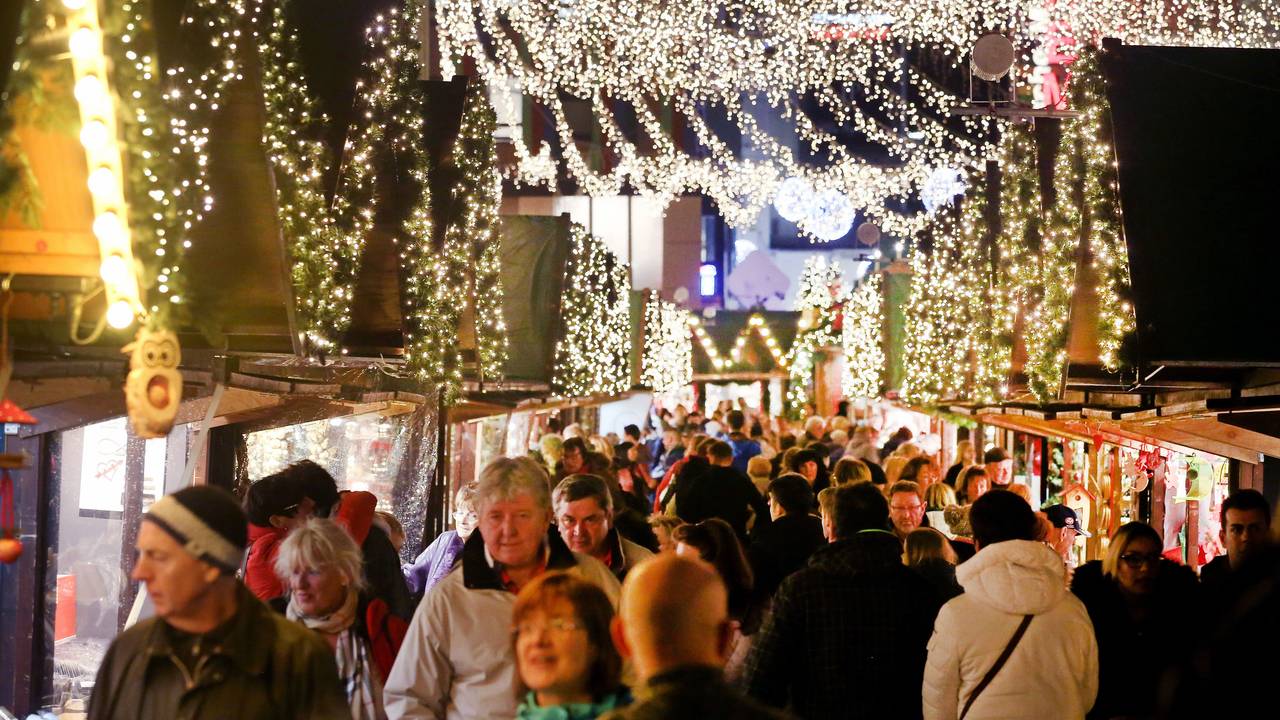 Der hell erleuchtete Essener Weihnachtsmarkt am 23. November 2017.