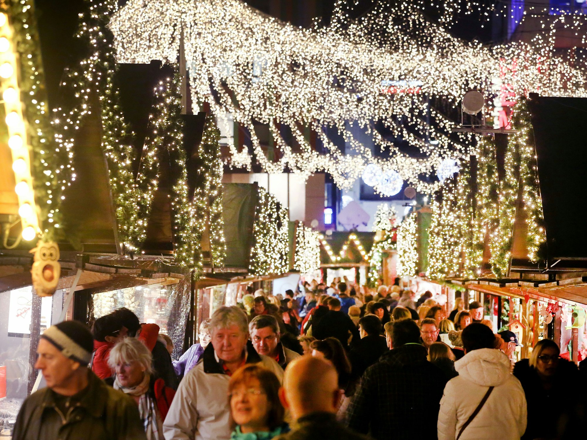 Der hell erleuchtete Essener Weihnachtsmarkt am 23. November 2017.