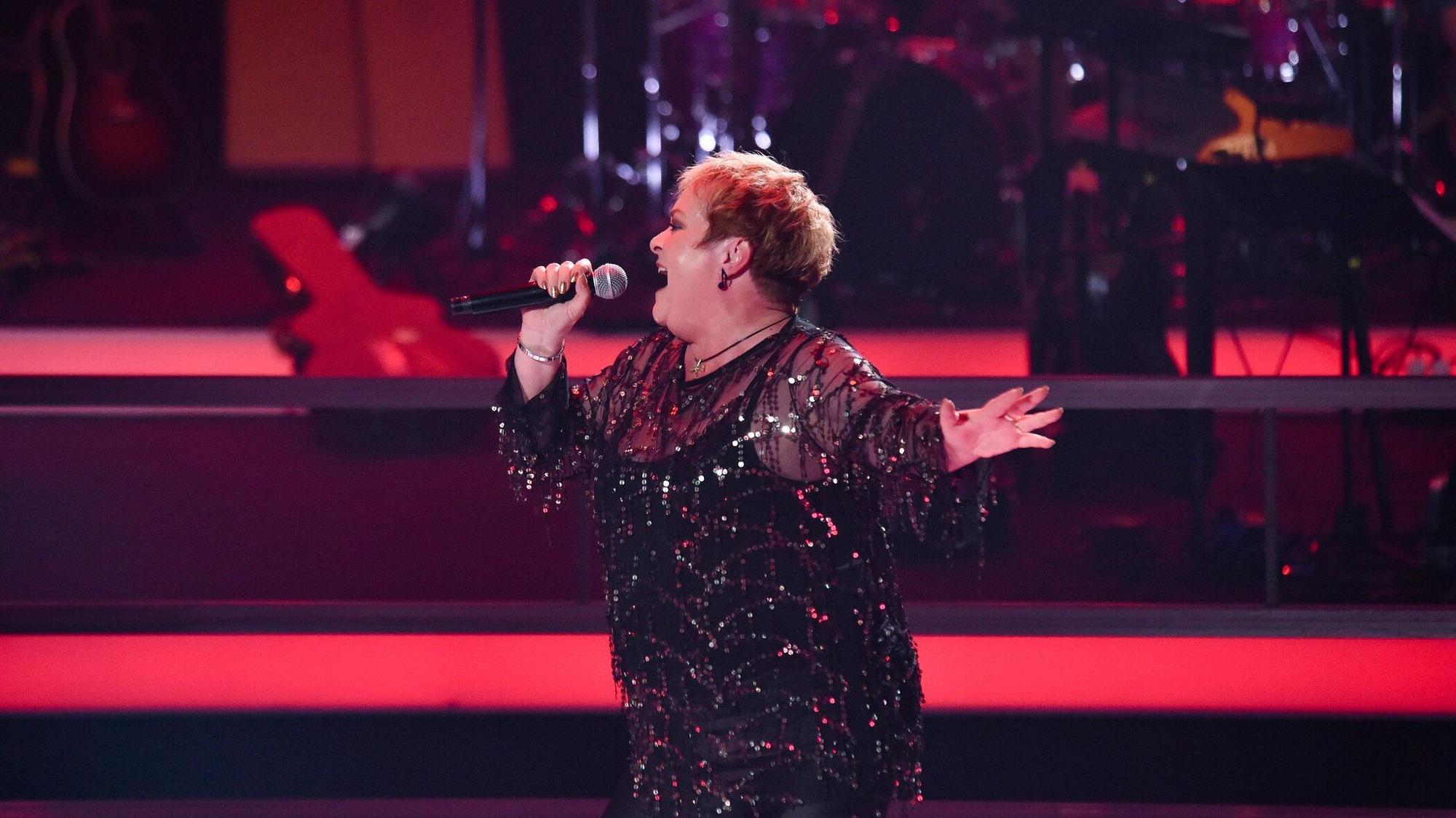 Anja steht während ihrer Perfomrance bei „The Voice of Germany“ auf der Bühne.