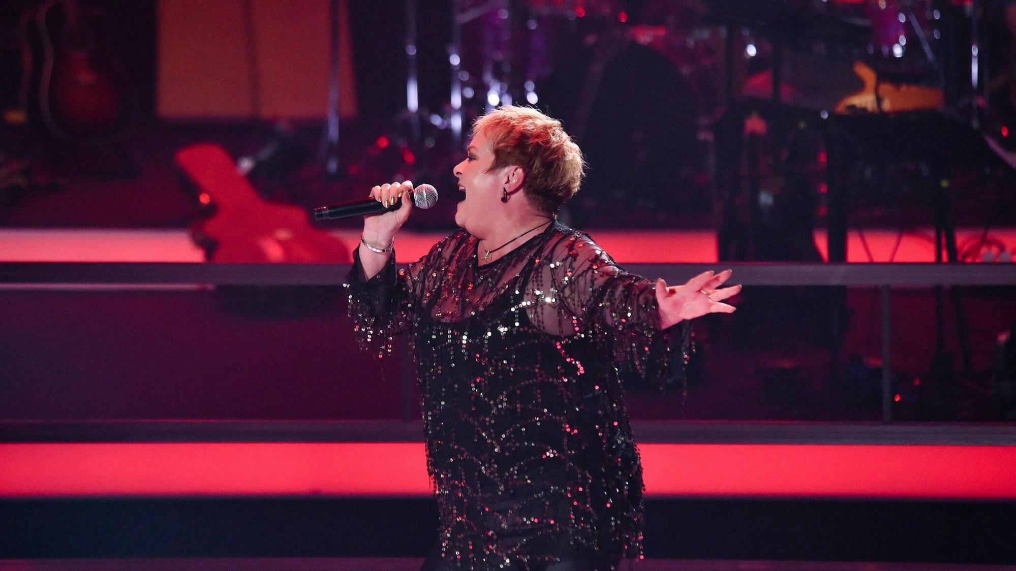 Anja steht während ihrer Perfomrance bei „The Voice of Germany“ auf der Bühne.