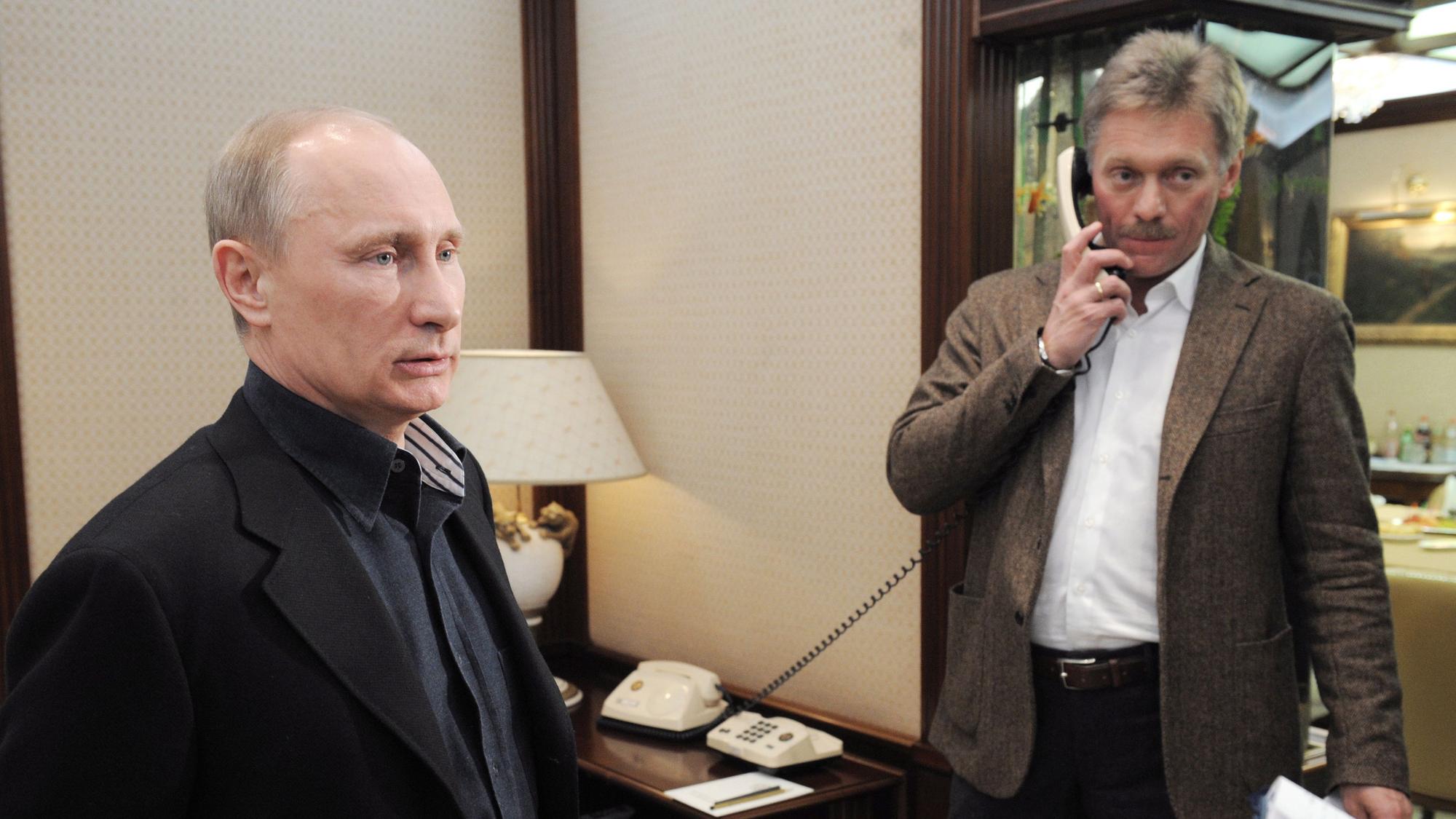 Dmitri Peskow (rechts) an der Seite des damaligen Präsidentschaftskandidaten Wladimir Putin, aufgenommen am 04. März 2012. Jetzt wurde Peskows Sohn angerufen.