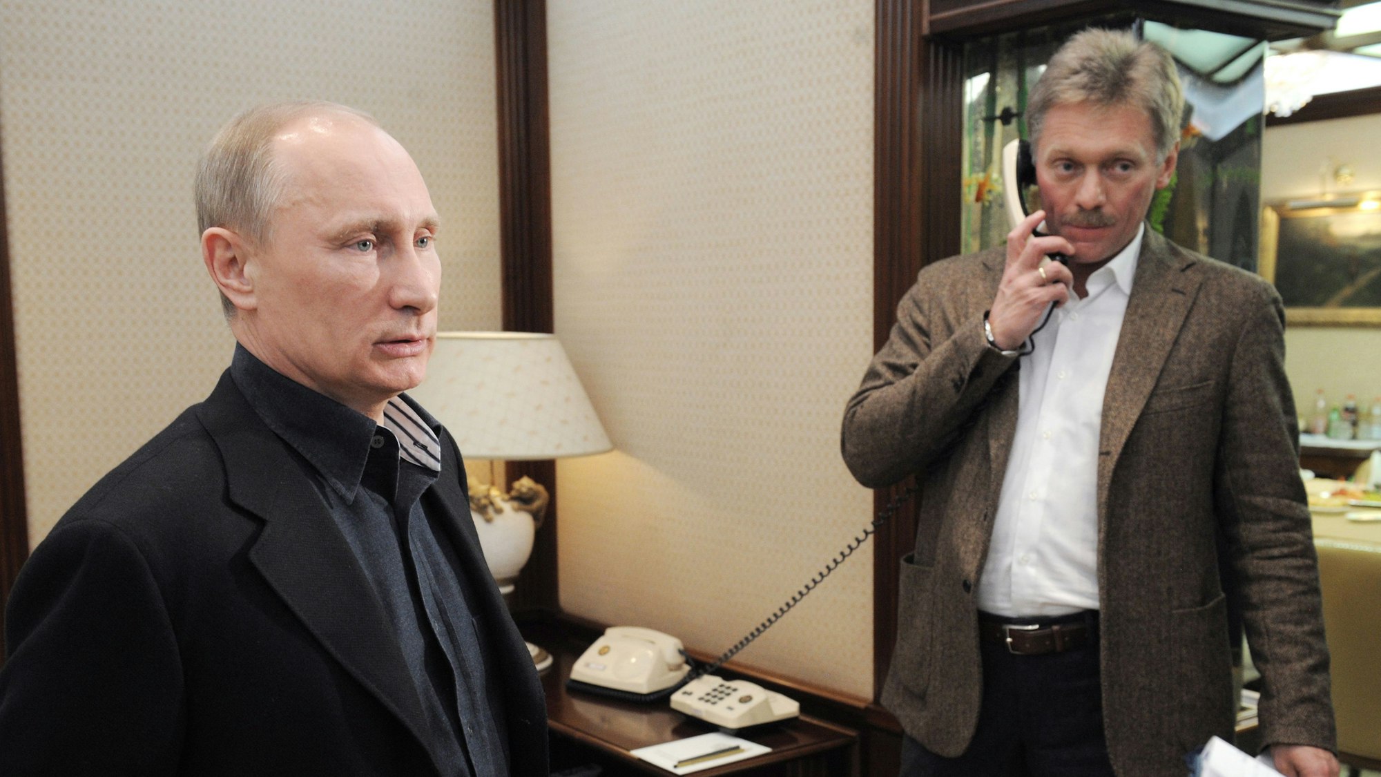Dmitri Peskow (rechts) an der Seite des damaligen Präsidentschaftskandidaten Wladimir Putin, aufgenommen am 04. März 2012. Jetzt wurde Peskows Sohn angerufen.