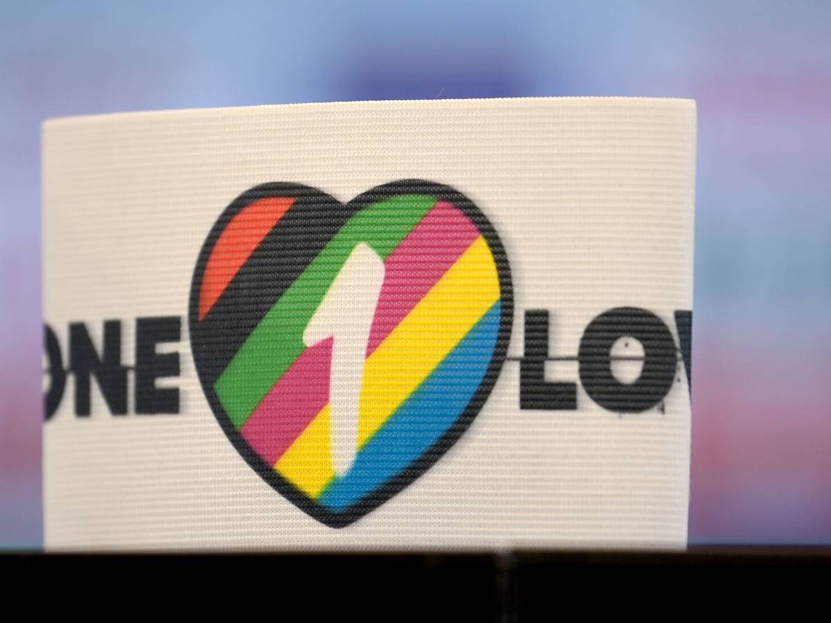 Die Kapitänsbinde mit einem bunten Herz und dem Slogan „One Love“, vorgestellt am 21. September 2022.