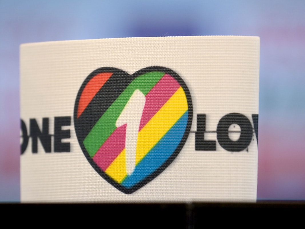 Die Kapitänsbinde mit einem bunten Herz und dem Slogan „One Love“, vorgestellt am 21. September 2022.
