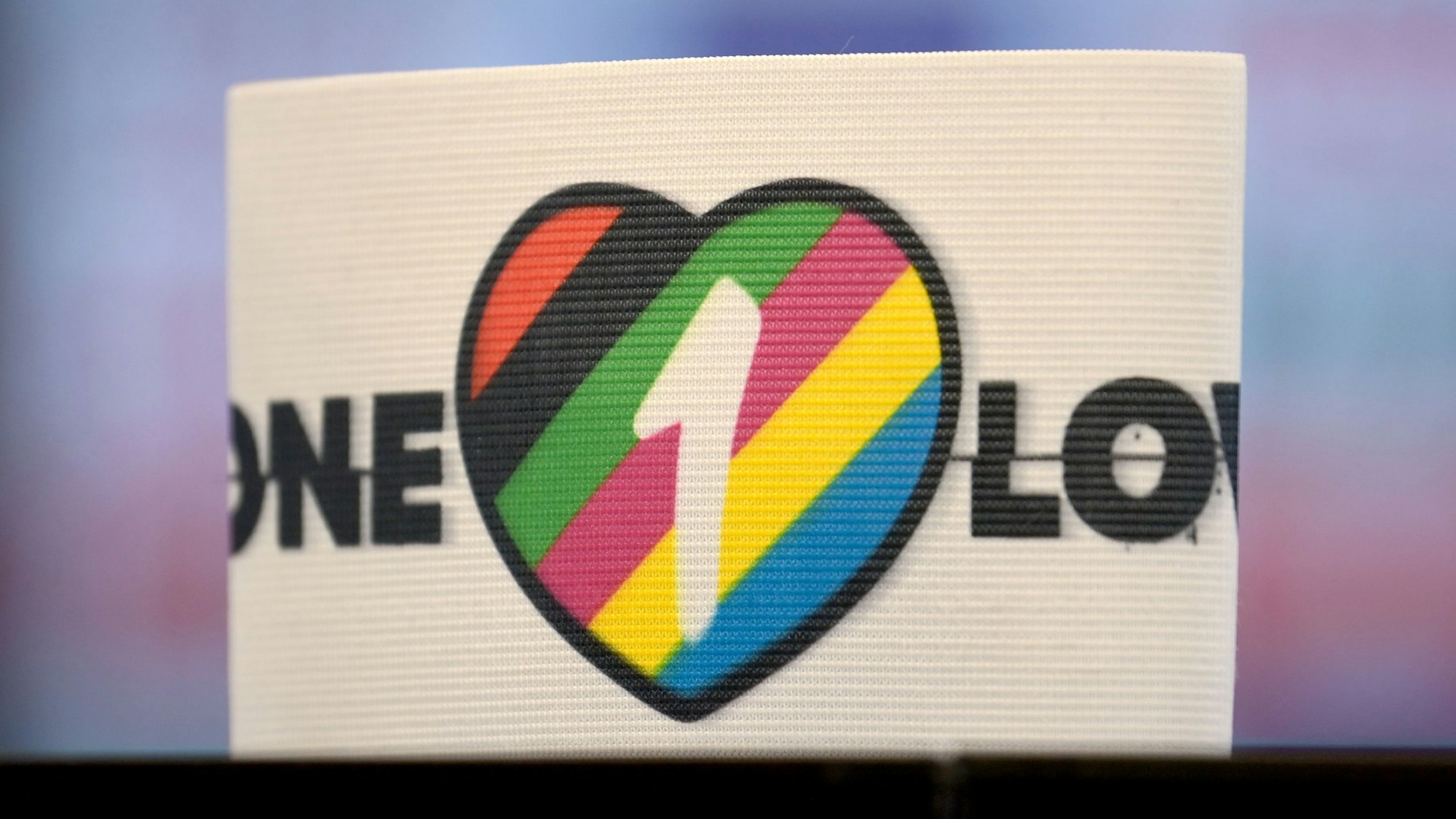 Die Kapitänsbinde mit einem bunten Herz und dem Slogan „One Love“, vorgestellt am 21. September 2022.