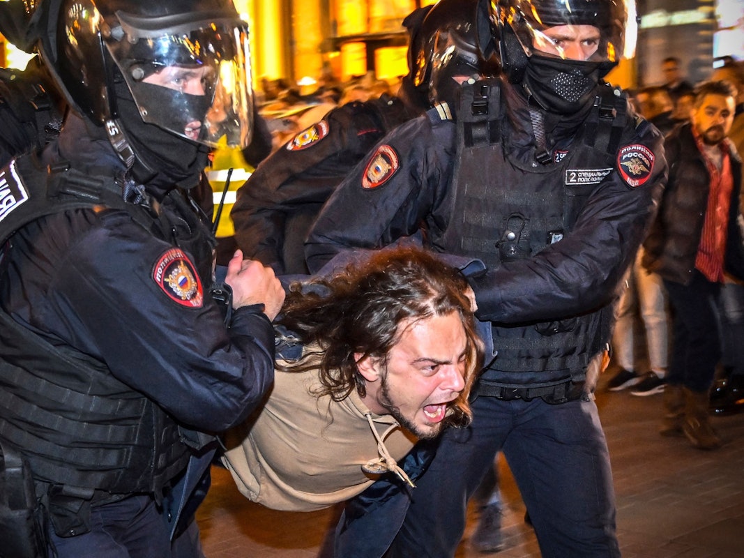 Polizeibeamte nehmen am 21. September in Moskau einen Mann fest, nachdem er an Protesten gegen die vom russischen Präsidenten angekündigte Teilmobilisierung teilgenommen hatte. Bei Demonstrationen in ganz Russland wurden mehr als 1.300 Menschen festgenommen.