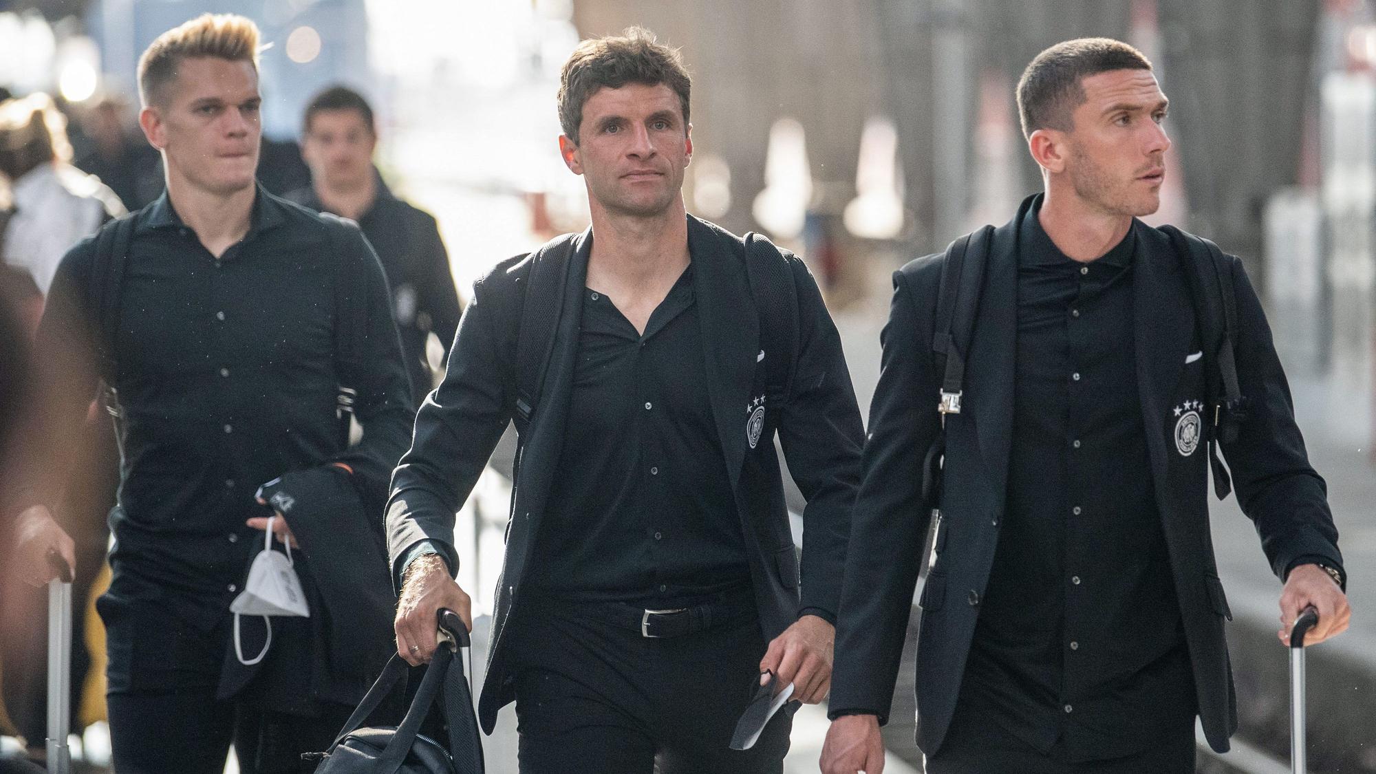 Die Nationalspieler Matthias Ginter (l-r), Thomas Müller und Robin Gosens kommen zum Gleis.