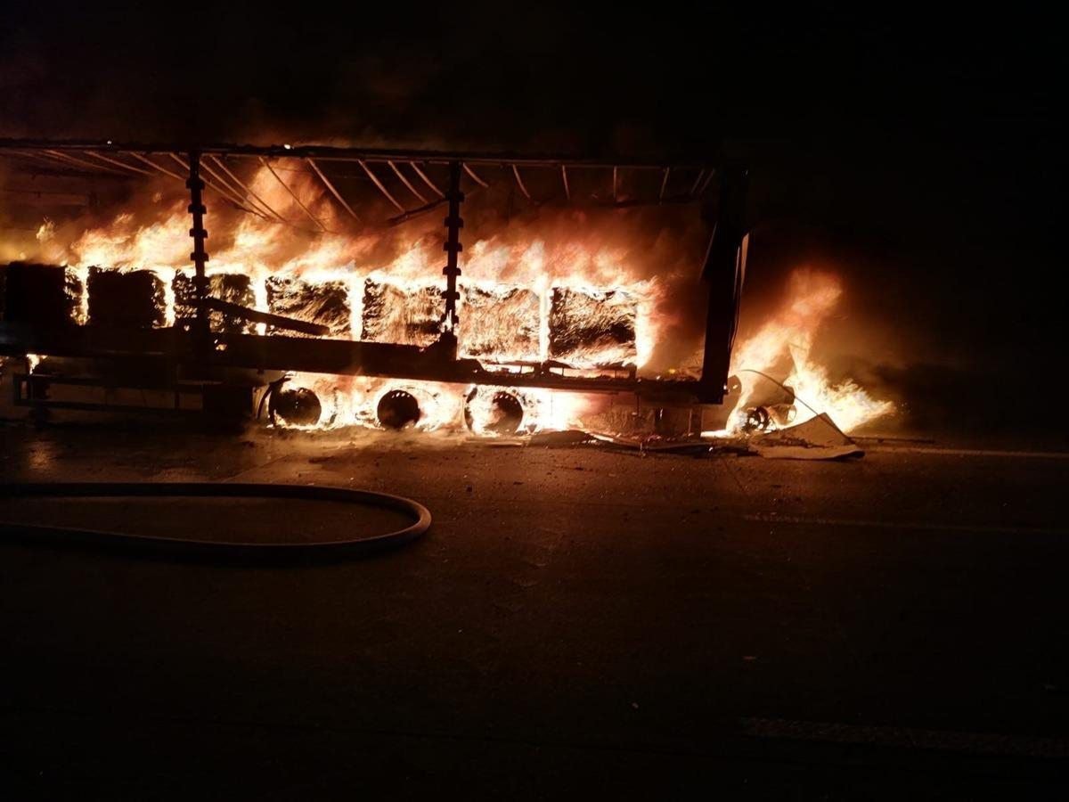 Ein brennender Lkw steht am 18. September 2022 auf der A4 bei Eisenach in Thüringen. Hierbei handelt es sich um ein Symbolfoto. Nach dem Brand eines Lkw-Anhängers auf der A4 bei Aachen ist die Autobahn in Richtung Köln immer noch gesperrt.