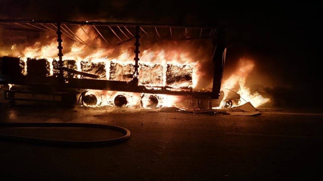 Ein brennender Lkw steht am 18. September 2022 auf der A4 bei Eisenach in Thüringen. Hierbei handelt es sich um ein Symbolfoto. Nach dem Brand eines Lkw-Anhängers auf der A4 bei Aachen ist die Autobahn in Richtung Köln immer noch gesperrt.