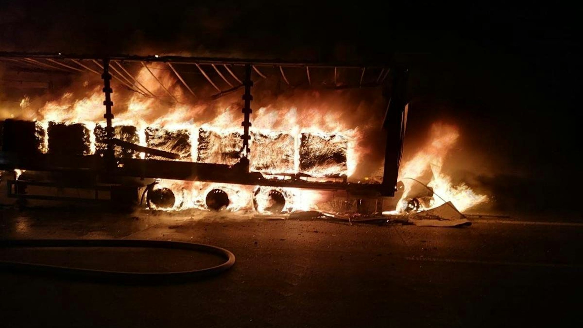 Ein brennender Lkw steht am 18. September 2022 auf der A4 bei Eisenach in Thüringen. Hierbei handelt es sich um ein Symbolfoto. Nach dem Brand eines Lkw-Anhängers auf der A4 bei Aachen ist die Autobahn in Richtung Köln immer noch gesperrt.