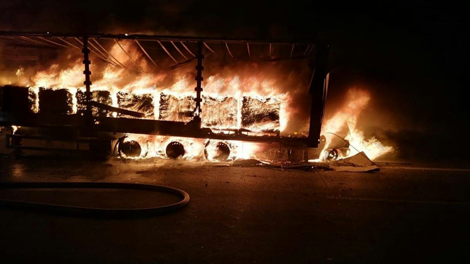 Ein Sattelschlepper steht in Flammen.