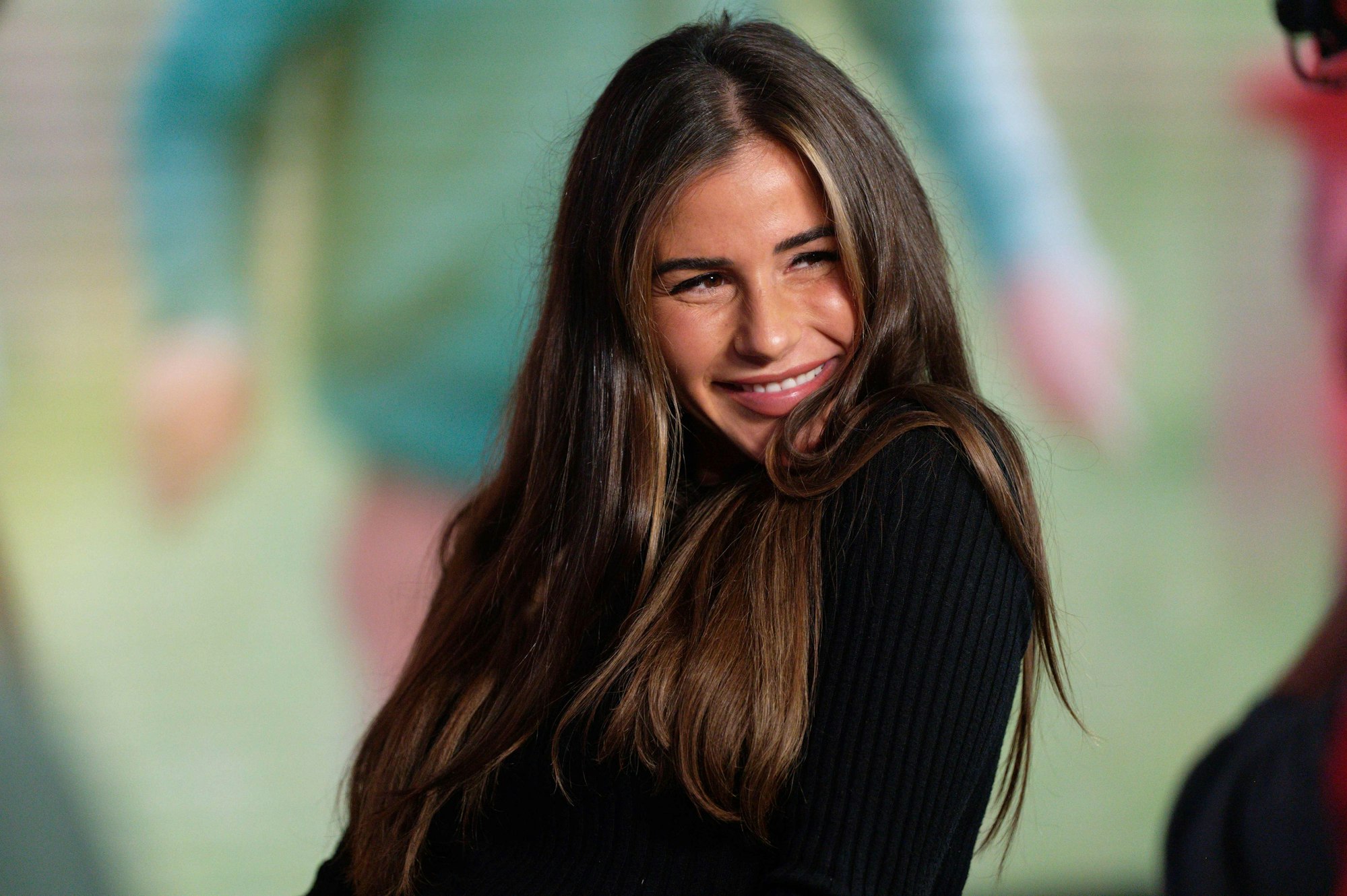 Die Sängerin Sarah Engels steht beim 26. RTL-Spendenmarathon im Studio und grinst in die Kamera.