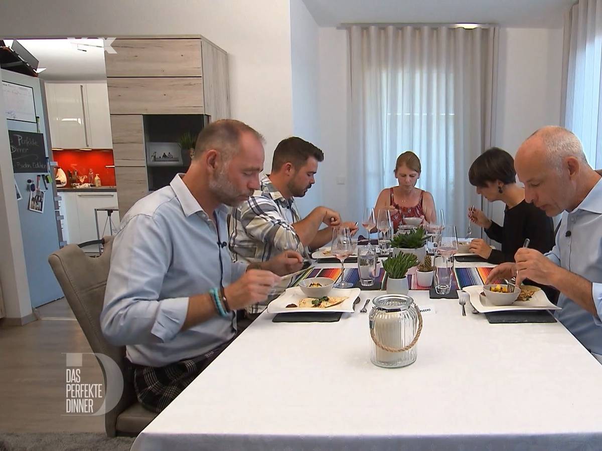 Oliver, Lars, Gastgeberin Sandra, Johanna und Alexander sitzen gemeinsam am Tisch.