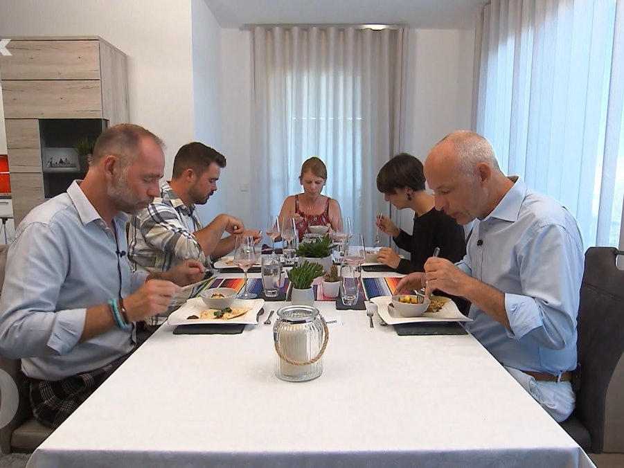Oliver, Lars, Gastgeberin Sandra, Johanna und Alexander sitzen gemeinsam am Tisch.