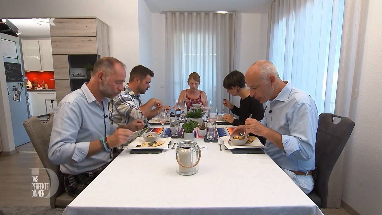 Oliver, Lars, Gastgeberin Sandra, Johanna und Alexander sitzen gemeinsam am Tisch.