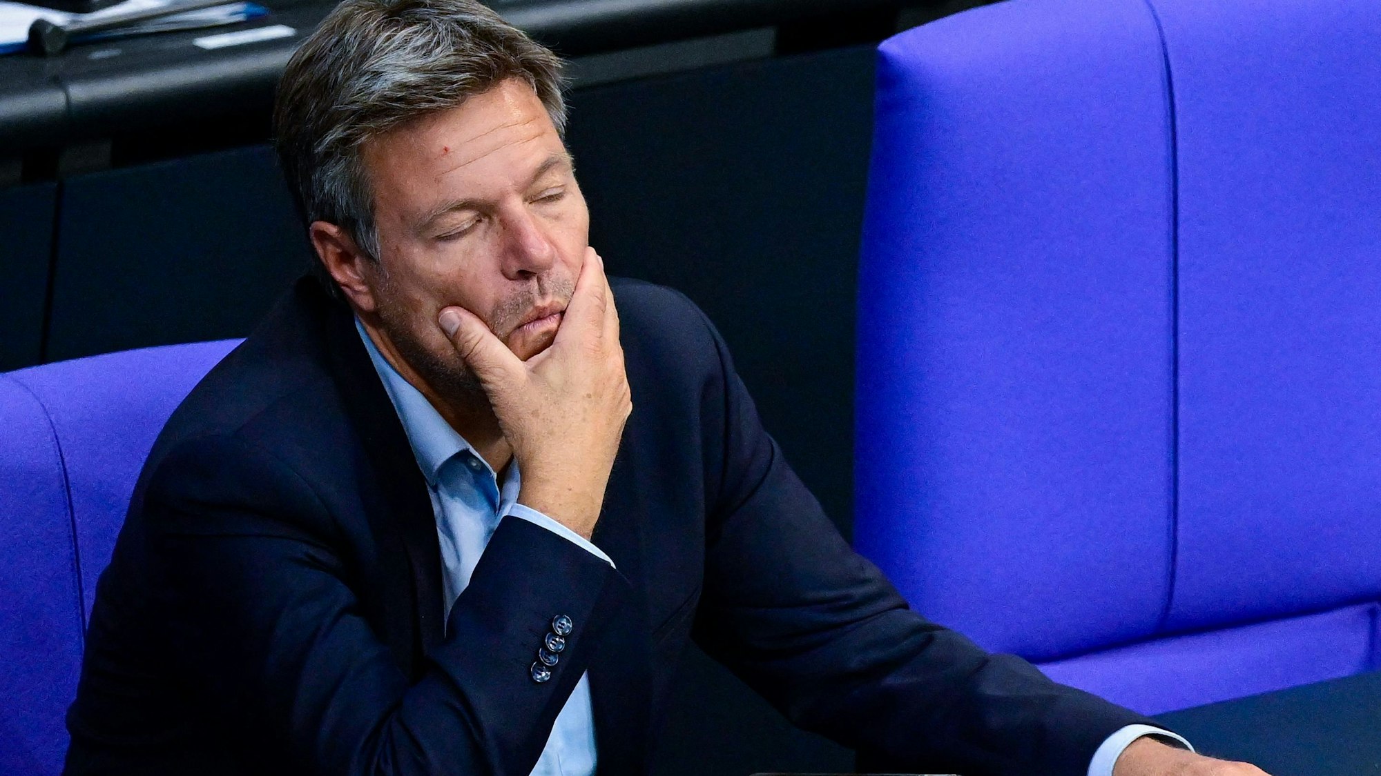 Sichtlich erschöpft: Robert Habeck bei einer Parlamentssitzung im Bundestag am 22. September in Berlin.